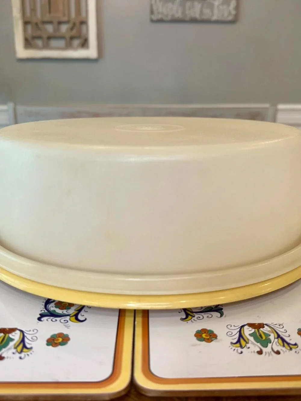 vintage Tupperware round cake and pie carrier in Harvest Gold